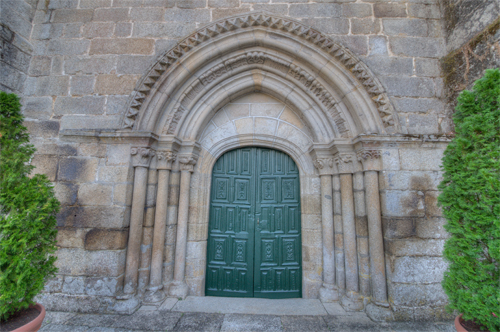 Portada occidental de la iglesia de San Clodio de Leiro
